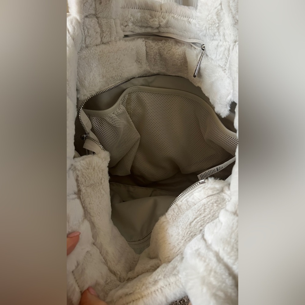 Lululemon Quilted Grid Tote Plush Fleece 12L - Picture 11 of 12